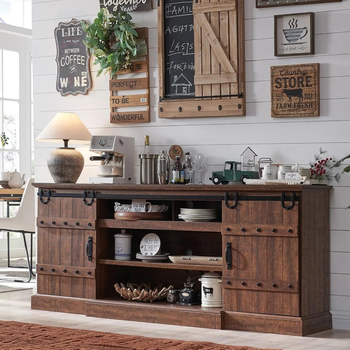 Buffet de 75 po avec rangement, meuble TV de ferme avec porte de grange coulissante, long bar à café rustique, bois de grange récupéré