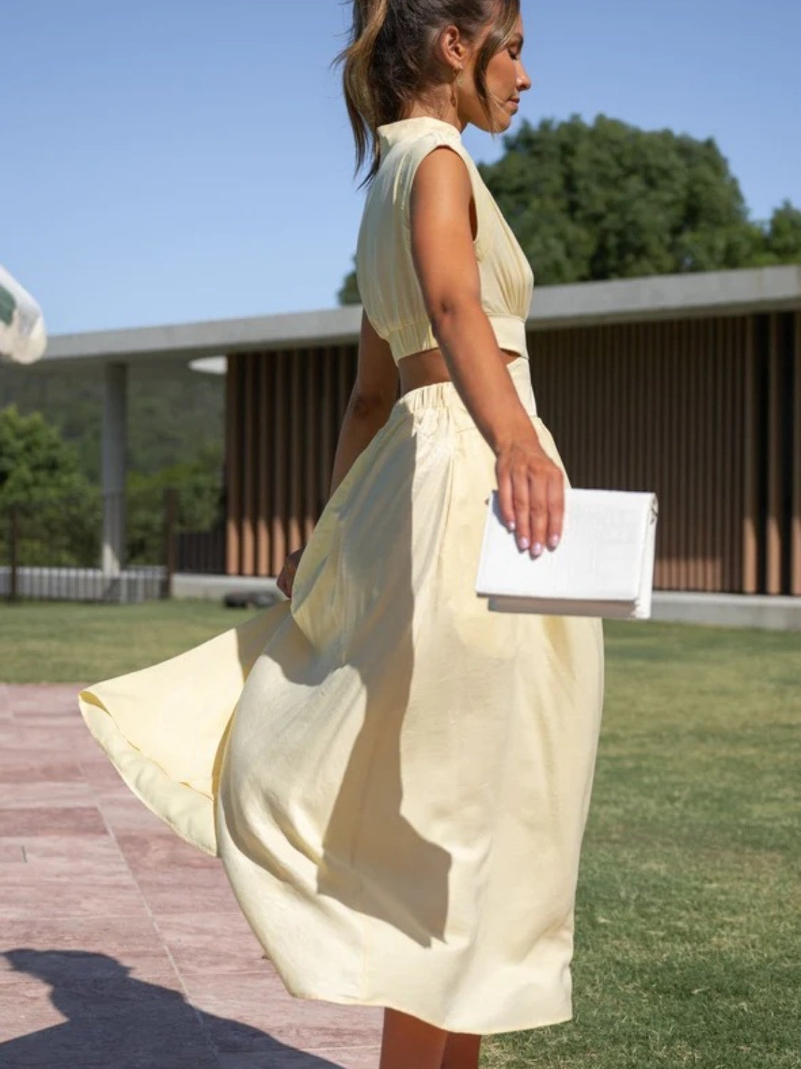 Vestido fruncido sin mangas con escote alto y aberturas